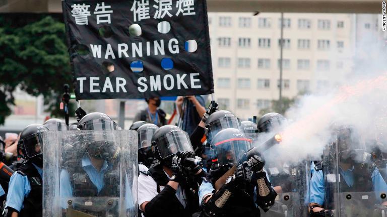 立法会周辺のデモ参加者に催涙ガスを使う警官/Vincent Yu/AP