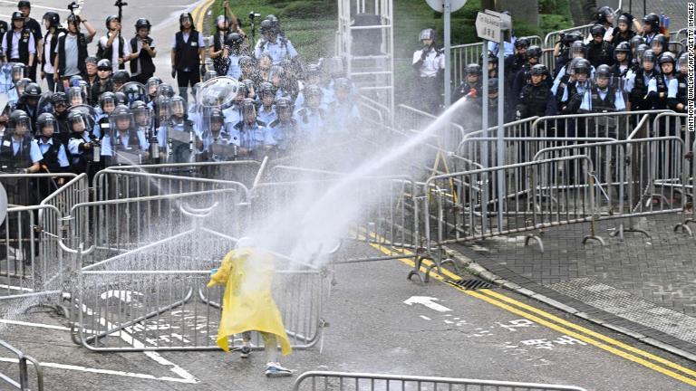 デモ参加者に放水する警察/Anthony Wallace/AFP/Getty Images