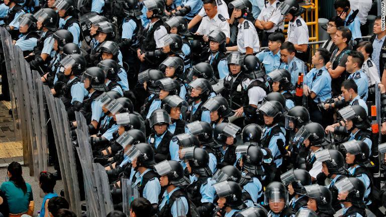 立法会の警備に５０００人規模の警官が派遣された/Vincent Yu/AP