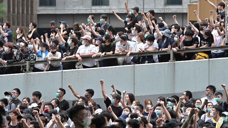 立法会周辺の主要道路を封鎖したデモ参加者/Anthony Wallace/AFP/Getty Images