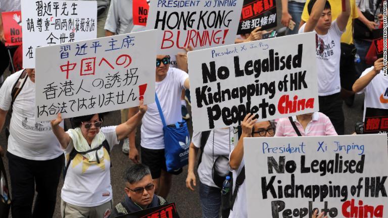 「逃亡犯条例」に抗議する人々＝９日/Paul Yeung/Bloomberg/Getty Images