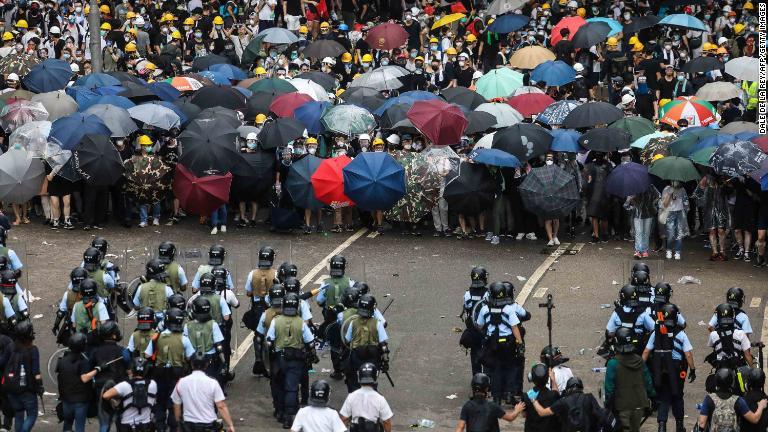 警官と対峙するデモ参加者/Dale De La Rey/AFP/Getty Images