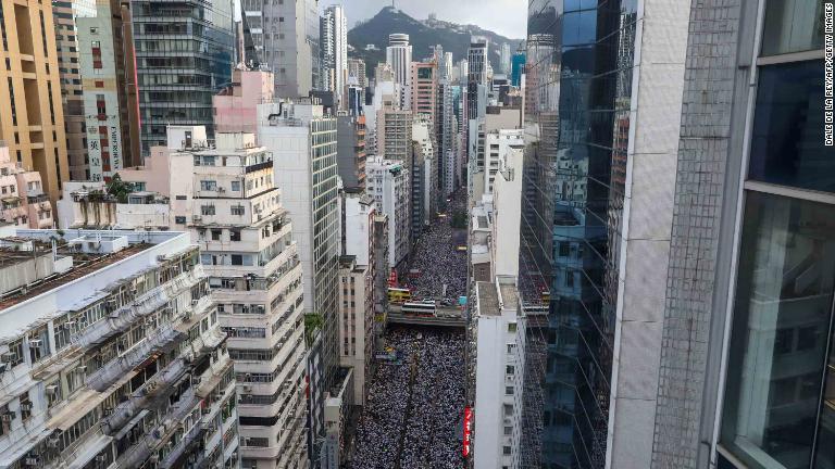 道路を埋めるデモ参加者＝９日/Dale De La Rey/AFP/Getty Images