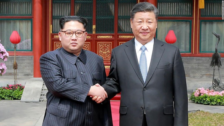 北朝鮮の金委員長（左）と中国の習国家主席＝２０１８年３月２７日/-/AFP/AFP/Getty Images