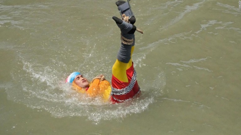 コルコタの川で水中脱出マジックに挑戦したチャンチャル・ラヒリさん＝１６日/Ei Samay