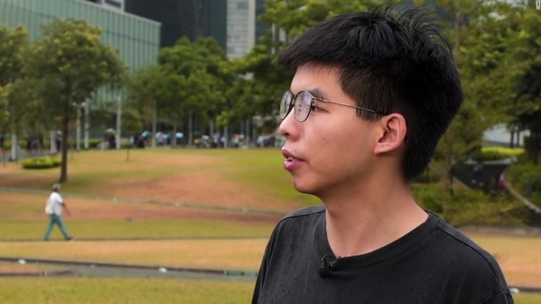 民主化デモ「雨傘運動」を率いた黄之鋒（ジョシュア・ウォン）氏が出所した/CNN