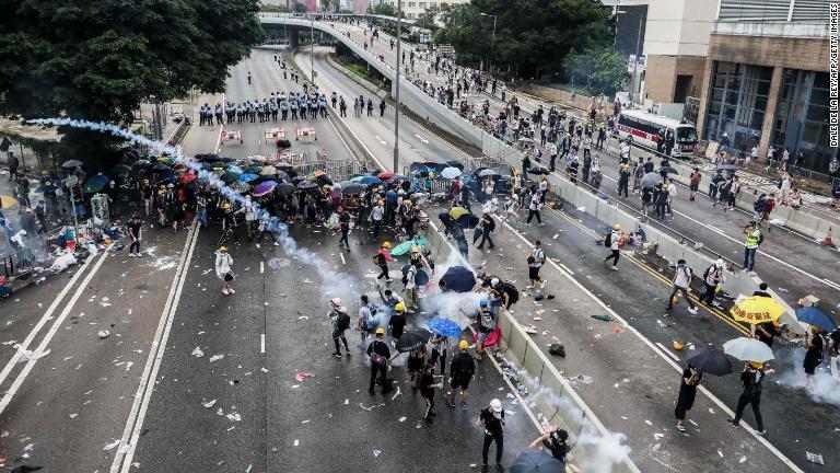 警察がデモを解散させるためにゴム弾や催涙ガスを使用した＝１２日/Dale De La Rey/AFP/Getty Images