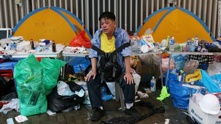 デモの最中に休憩する男性/Athit Perawongmetha/Reuters