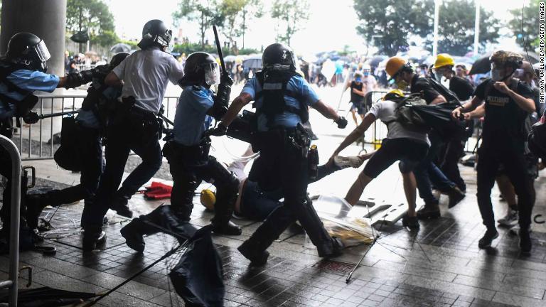立法会の外ではデモ隊と警官の衝突も/Anthony Wallace/AFP/Getty Images