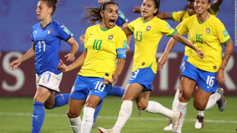 ブラジルのマルタ（１０）が、Ｗ杯で男女を通じ歴代最多となる１７ゴール目を決めた/Robert Cianflone/Getty Images Europe/Getty Images