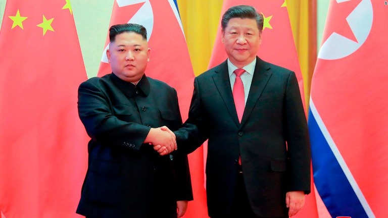北朝鮮の金委員長（左）と中国の習国家主席＝２０１９年１月/AP
