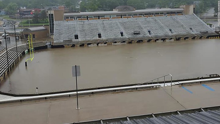 豪雨の影響で泥水のプールと化した米ウエストミシガン大学のフットボールスタジアム/courtesy Rebecca Pavlak-Thiel