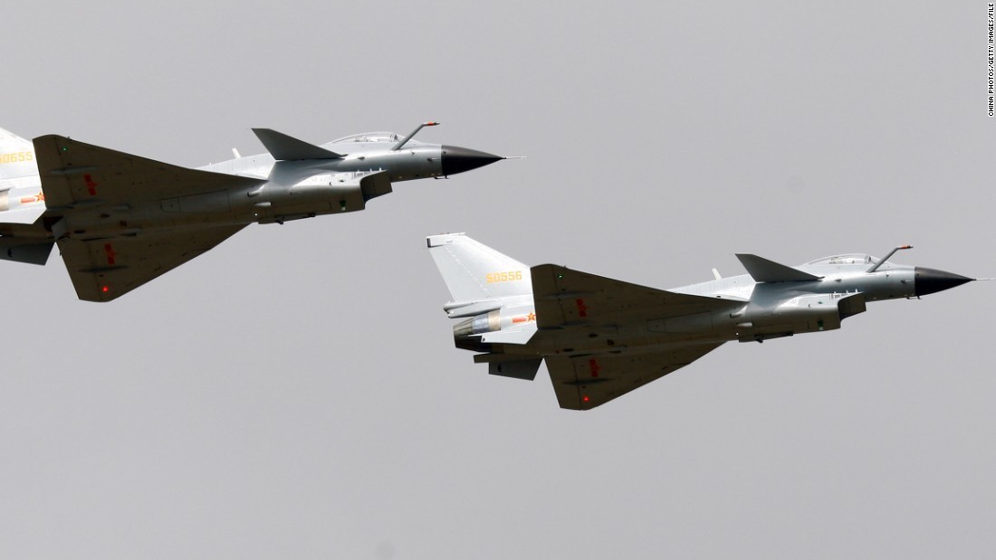 ２０１０年に珠海市で開かれた航空ショーで飛行するＪ１０戦闘機/China Photos/Getty Images/File