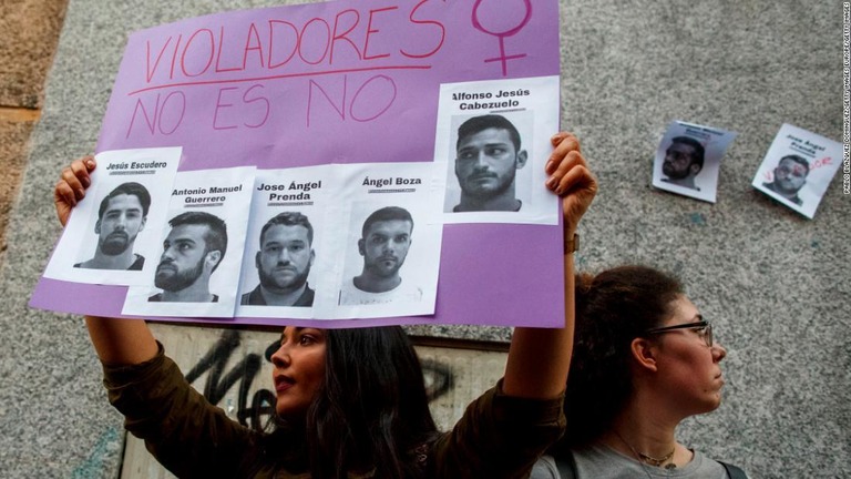 集団強姦罪を認めなかった１審判決に抗議する人々＝２０１８年４月/Pablo Blazquez Dominguez/Getty Images Europe/Getty Images