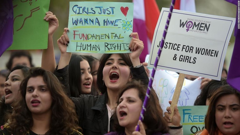 「国際女性デー」にあわせて抗議を行う女性ら＝１９年３月、イスラマバード/Aamir Qureshi/AFP/Getty Images