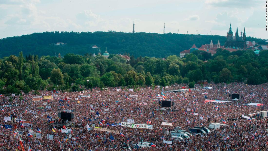 レトナー公園に集まったデモ隊=6月23日/MICHAL CIZEK/AFP/Getty Images