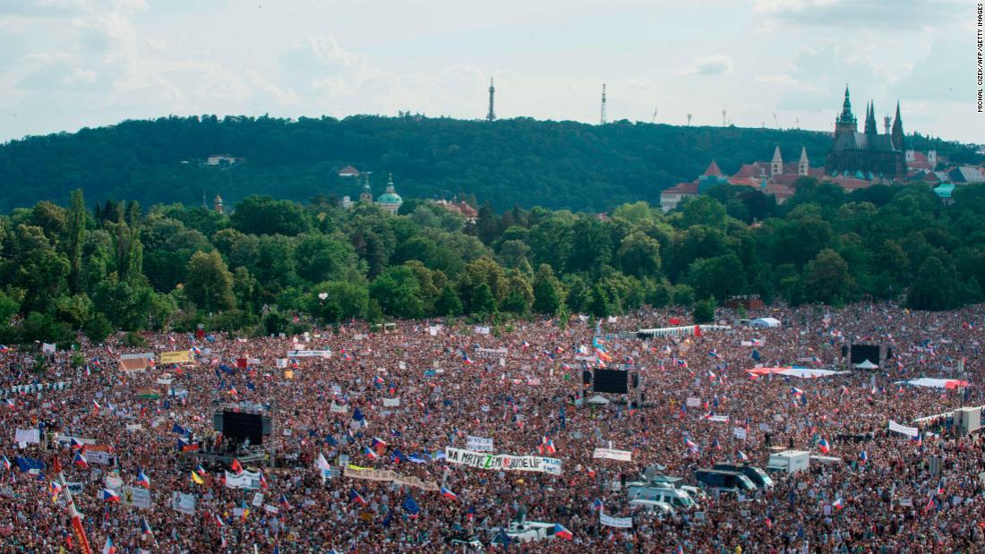 レトナー公園に集まったデモ隊＝６月２３日/MICHAL CIZEK/AFP/Getty Images