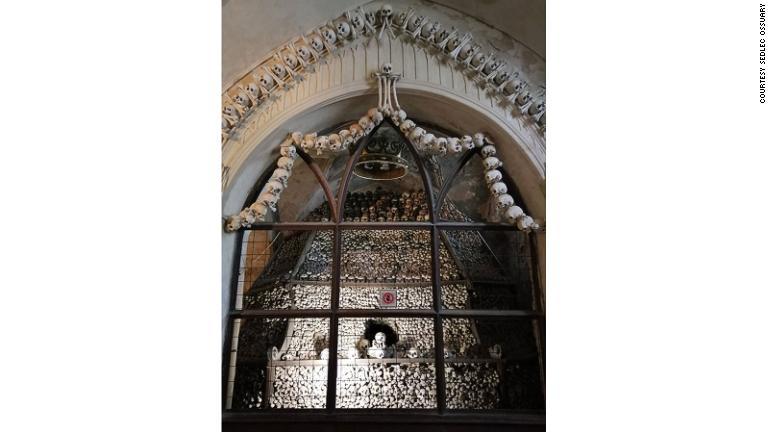 「納骨堂はチェコ有数の観光スポットであり、この地域（中央ボヘミア）で最も訪問者が多い」（セドレツ納骨堂の責任者）/Courtesy Sedlec Ossuary