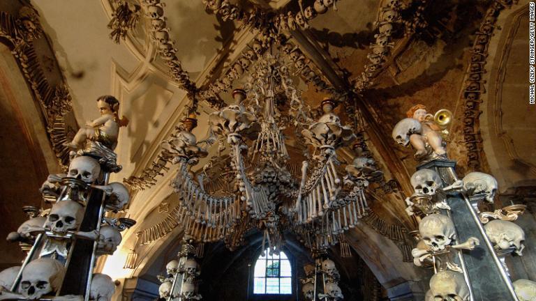 セドレツ納骨堂は約４万人分の人骨で飾られている/Michal Cizek/ Stringer/Getty Images