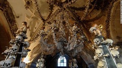 セドレツ納骨堂は約４万人分の人骨で飾られている