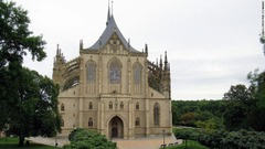 聖バルバラ教会の名でも知られる建物。中央ヨーロッパで最も知名度の高いゴシック教会のひとつとなっている