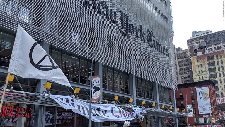 気候変動への報道姿勢を巡り、市民団体がニューヨーク・タイムズ紙に対しデモを行った/Jacob Silverman/Twitter