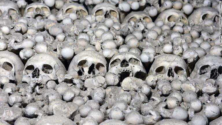 骨は中世にセドレツを取り囲んでいた巨大墓地から集めたものだ/Michal Cizek/ Stringer/Getty Images