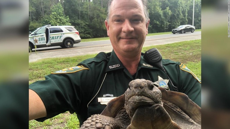 道路を移動していたカメを拘束し、記念写真を撮影した警官のフォンテノットさん/St. Johns County Sheriff's Office/Facebook