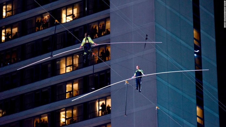 ＮＹタイムズスクエアで地上２５階の高さの綱渡りを披露するワレンダ兄妹/Eugene Gologursky/Getty Images