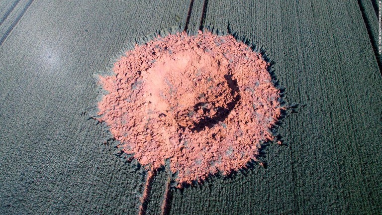 トウモロコシ畑に出来たクレーターの上空写真＝２４日、独アールバッハ/Boris Roessler/DPA/AFP/Getty Images