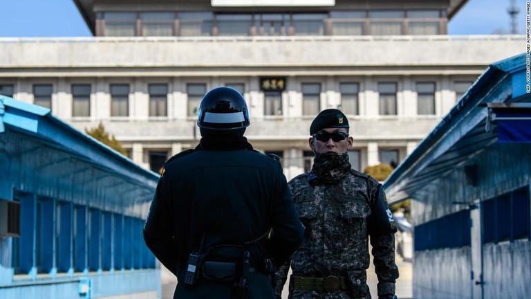 非武装地帯（ＤＭＺ）の警備にあたる兵士。トランプ米大統領がＤＭＺへの訪問を検討している/Carl Court/Getty Images AsiaPac/Getty Images