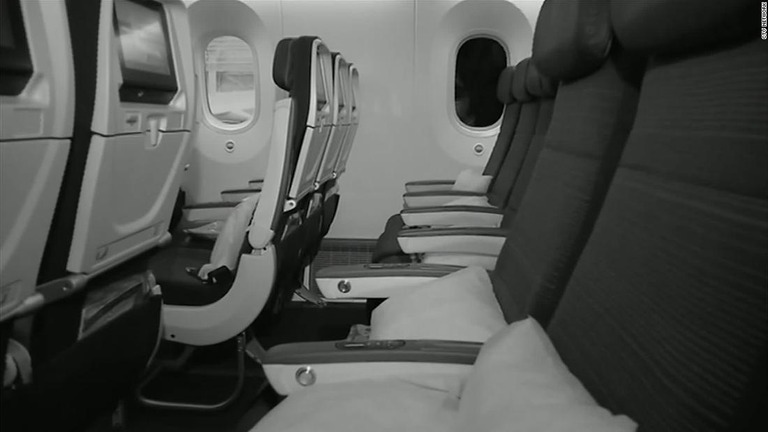 飛行中眠りに落ちた女性客が、真っ暗な機内に１人残されて目覚めるトラブルが発生/CTV Network