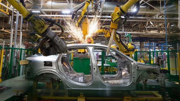 製造業へのロボット導入が進み、２０３０年までに２０００万人の雇用が失われるという/Andrey Rudakov/Bloomberg/Getty Images