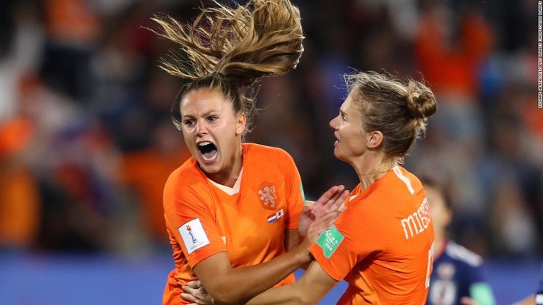 マルテンスが２ゴールを決め、オランダが準々決勝に進んだ/Richard Heathcote/Getty Images Europe/Getty Images