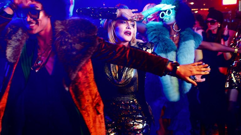 マドンナが新曲のミュージックビデオを通じ、銃規制の強化を訴えている/ID/Madonna