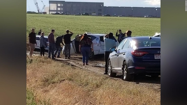 「抜け道」だったはずが、未舗装の道路のせいで１００台近くの車が立ち往生する羽目に陥った/Connie Monsees/KMGH