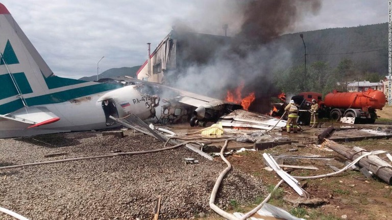 シベリアの空港で旅客機が滑走路をはみ出し、建物に激突して炎上。乗員２人が死亡した/Ministry of Emergency Situations for the Republic of Buryatia press/AP