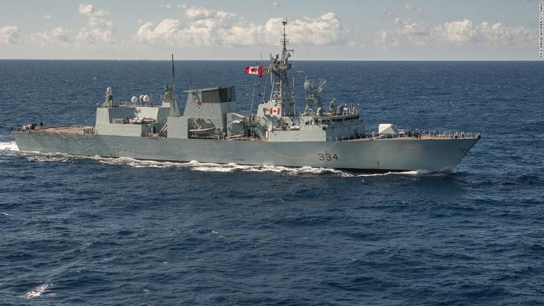 カナダのフリゲート艦「レジャイナ」。２０１３年１月１１日に太平洋上で米軍艦と演習時の様子/MC2 David Hooper/U.S. Navy