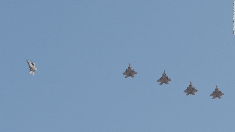 カタールのアル・ウデイド空軍基地への着陸準備に入る最新型戦闘機Ｆ２２/Staff Sgt. Ashley Gardner/US Air Force