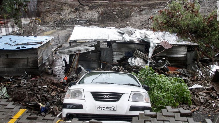 壁崩落の現場で損傷した車両/STR/AFP/AFP/Getty Images