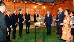 トランプ米大統領が訪韓、Ｋポップ「ＥＸＯ」が出迎え