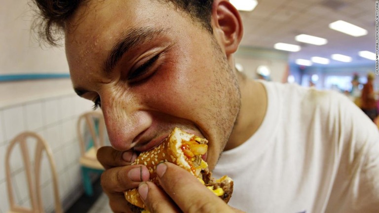 ジャンクフードを好む男性は健康的な食生活を送る男性より精子が少ないという/Joe Raedle/Getty Images North America/Getty Images