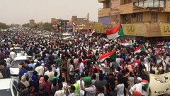 大規模デモで発砲　７人死亡、１８１人負傷　スーダン首都