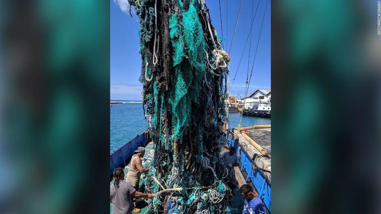 プラスチックごみとともに回収された巨大な漁網/Ocean Voyages Institute