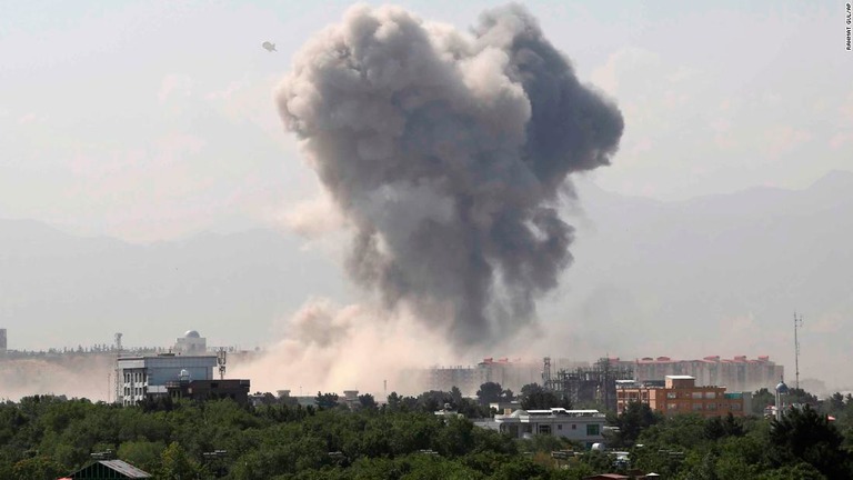 爆発によって上がる煙＝１日、カブール/Rahmat Gul/AP