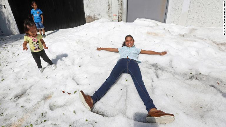 氷の上で遊ぶ住民/Fernando Carranza/Reuters