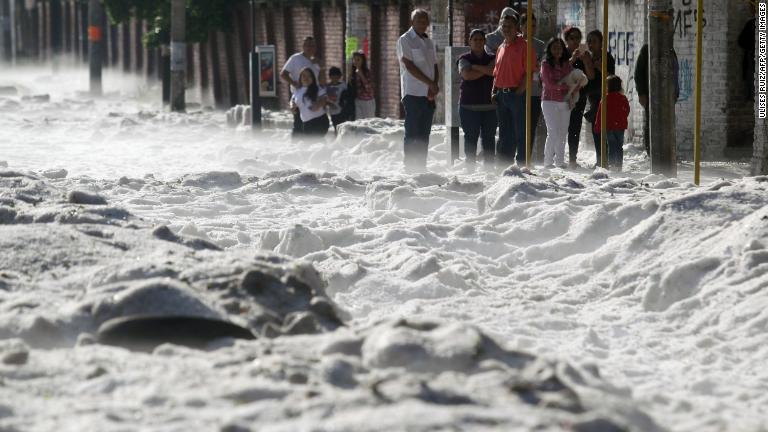 歩道に立ち止まる人々/Ulises Ruiz/AFP/Getty Images