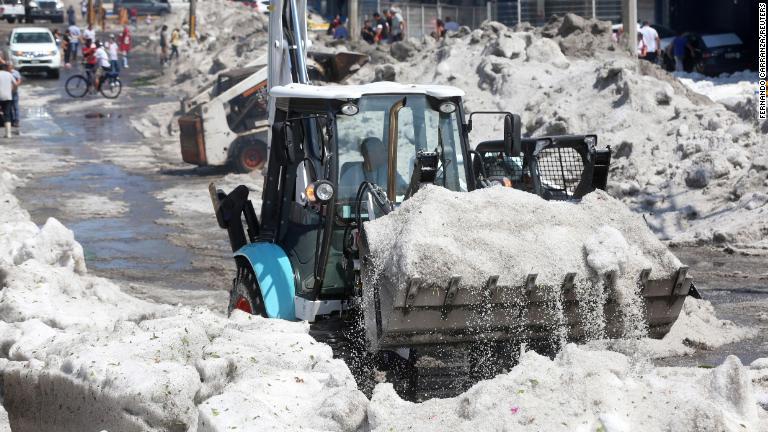 除雪に当たるトラックが氷を運び出す様子/Fernando Carranza/Reuters