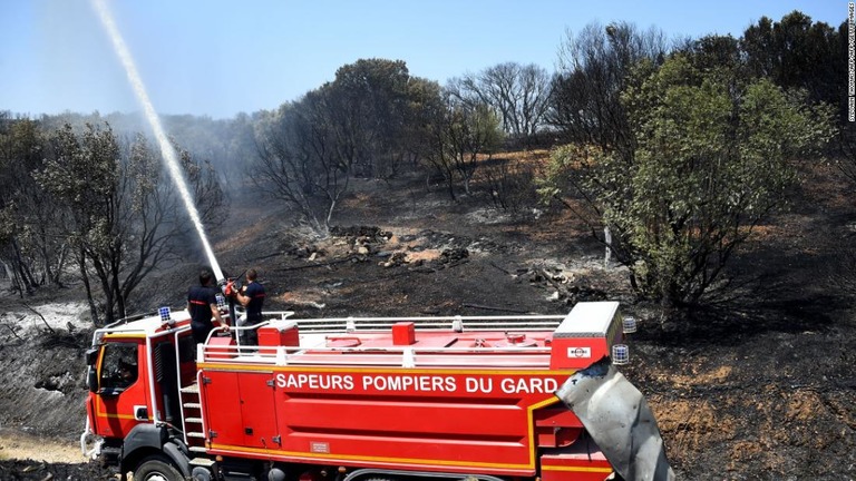 ホットスポットに水をまく消防隊員＝フランス南部/SYLVAIN THOMAS/AFP/AFP/Getty Images
