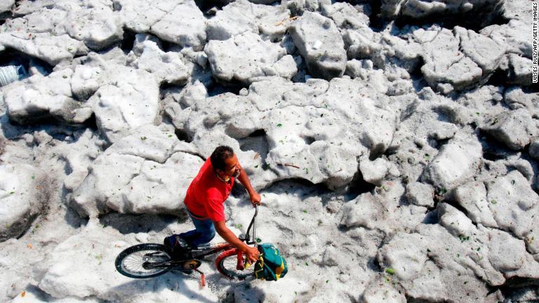 グアダラハラは標高約１５００メートルの高地にあり、通常は温暖な気候が続く/Ulises Ruiz/AFP/Getty Images